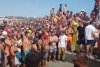 Zeci de oameni s-au strâns pe plaja din Costineşti să vadă cum e scos trupul tânărului de 21 ani din apă 784394