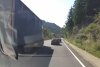 Mașini la un pas de a fi aruncate în prăpastie | Un șofer de camion a făcut o depășire extrem de periculoasă 787201