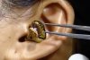Un ”chirurg” se chinuie să scoată un șarpe viu din urechea unei femei | Clipul a devenit viral 789480