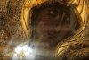 O icoană adusă de la Athos a lăcrimat într-o biserică din Sibiu. Preot: "Este o minune, un semn că Maica Domnului e vie" 793508