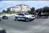 Momentul în care o căruță a intrat pe contrasens în giratoriu, chiar pe lângă mașina de poliție, în Focșani. Ce a pățit "șoferul" 796014