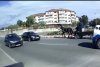 Momentul în care o căruță a intrat pe contrasens în giratoriu, chiar pe lângă mașina de poliție, în Focșani. Ce a pățit "șoferul" 796015