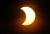 Cum ne uităm la eclipsa de soare, dacă nu avem ochelari speciali. Adrian Şonka: "Îți trebuie două coli de hârtie" 796490