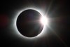 Cum ne uităm la eclipsa de soare, dacă nu avem ochelari speciali. Adrian Şonka: "Îți trebuie două coli de hârtie" 796492