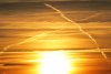 Ce sunt liniile albe de pe cer şi cine "le pulverizează"? Autoritatea Aeronautică, răspuns oficial pentru un deputat român 798400