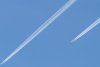 Ce sunt liniile albe de pe cer şi cine "le pulverizează"? Autoritatea Aeronautică, răspuns oficial pentru un deputat român 798402