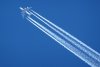 Ce sunt liniile albe de pe cer şi cine "le pulverizează"? Autoritatea Aeronautică, răspuns oficial pentru un deputat român 798406