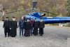 Momentul în care un elicopter privat aterizează pe şosea, lângă mânăstirea Lainici. Poliţia face anchetă 801292