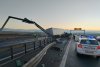 Mii de borcane de compot, împrăștiate pe autostrada Sibiu - Deva, după ce un TIR s-a răsturnat. Șoferul a murit | Trafic oprit complet 805755