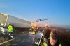 Mii de borcane de compot, împrăștiate pe autostrada Sibiu - Deva, după ce un TIR s-a răsturnat. Șoferul a murit | Trafic oprit complet 805759