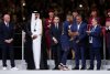 O stewardesă româncă a stat în spatele lui Emmanuel Macron și a ținut trofeul Cupei Mondiale, care i-a fost înmânat lui Messi 806340