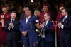 O stewardesă româncă a stat în spatele lui Emmanuel Macron și a ținut trofeul Cupei Mondiale, care i-a fost înmânat lui Messi 806341
