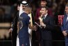 O stewardesă româncă a stat în spatele lui Emmanuel Macron și a ținut trofeul Cupei Mondiale, care i-a fost înmânat lui Messi 806342