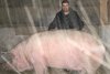 Marcel are 700 de kilograme şi l-a depăşit pe Jardel. Toţi vecinii s-au strâns să-l vadă pe cel mai mare porc din România 807039