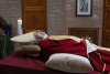 Primele imagini cu Papa emerit Benedict după moartea sa | Corpul neînsuflețit, așezat între Crucea lui Iisus și bradul de Crăciun 808836