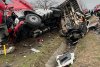 Un camion-cisternă cu zeci de tone de sodă caustică s-a răsturnat în Râmnicu Vâlcea  | Un șofer a rămas încarcerat 809945