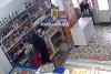 Un hoţ a ameninţat şi rănit cu un cuţit o angajată într-un magazin din Galaţi 812513