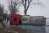 Lapte revărsat pe șosea, după ce o cisternă plină s-a răsturnat pe DN 13E, în Covasna. Trafic blocat complet 813674
