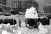 Așa arătau iernile bunicilor noștri. În 1954, zăpada a încremenit Bucureștiul, oamenii nu reușeau să deschidă nici măcar geamurile 813826
