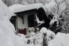 O bătrână imobilizată la pat şi un bărbat cu piciorul rupt, blocaţi în casă din cauza zăpezii. Autorităţile intervin cu şenilata 814132