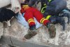 Salvatorii români au scos o familie de sub un bloc de nouă etaje prăbuşit la cutremur, în oraşul Antakya din Turcia 815681