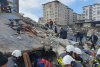 Salvatorii români au scos o familie de sub un bloc de nouă etaje prăbuşit la cutremur, în oraşul Antakya din Turcia 815682