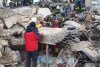 Salvatorii români au scos o familie de sub un bloc de nouă etaje prăbuşit la cutremur, în oraşul Antakya din Turcia 815685