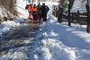 Pacient dus cu prelata la ambulanță, de medici și pompieri, din cauza drumului acoperit de zăpadă, în Hunedoara 815883