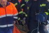 Pacient dus cu prelata la ambulanță, de medici și pompieri, din cauza drumului acoperit de zăpadă, în Hunedoara 815884