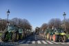 Sute de fermieri francezi au blocat străzile din Paris cu tractoare 815814