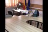 Angajatele unei primării au chemat manichiurista să le facă unghiile în timpul programului, în sala Consiliului Local, în Bacău 816028