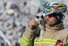"În tot acest întuneric, puțină lumină" | Pisica salvată de sub ruinele din Turcia a fost adoptată de pompierul de care nu s-a mai dezlipit 818750