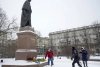 Zeci de persoane arestate în Rusia, după ce au comemorat un an de la invazia în Ucraina | ”Una dintre ele depunea flori la monument” 819374