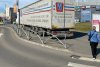 Un șofer și-a lăsat camionul parcat pe trotuarul din fața unui mall, în București. Primarul Sectorului 2: "Cât de mare să fie amenda pentru o asemenea nesimţire?" 822109