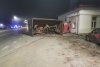 Un autotren încărcat cu fier vechi s-a răsturnat pe o şosea din Giurgiu. O maşină parcată în zonă a fost avariată 822480