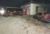 Un autotren încărcat cu fier vechi s-a răsturnat pe o şosea din Giurgiu. O maşină parcată în zonă a fost avariată 822481