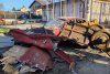 Un autotren încărcat cu fier vechi s-a răsturnat pe o şosea din Giurgiu. O maşină parcată în zonă a fost avariată 822486