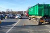 Un autotren încărcat cu fier vechi s-a răsturnat pe o şosea din Giurgiu. O maşină parcată în zonă a fost avariată 822487