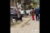 Momentul în care o bătrână a fost atacată de un câine în plină stradă. Intervenția unui bărbat a agravat situația 823222