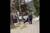 Momentul în care o bătrână a fost atacată de un câine în plină stradă. Intervenția unui bărbat a agravat situația 823223