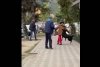Momentul în care o bătrână a fost atacată de un câine în plină stradă. Intervenția unui bărbat a agravat situația 823224