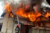 Incendiu puternic în Braşov. O casă a fost mistuită de flăcări, iar proprietarul a fost mușcat de câinele panicat 823170