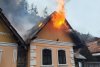 Incendiu puternic în Braşov. O casă a fost mistuită de flăcări, iar proprietarul a fost mușcat de câinele panicat 823174