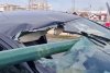 Un stâlp a căzut peste o mașină aflată în mers, la Brașov. Șoferul a fost lovit grav la cap 823793