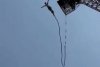 Momentul teribil în care un bărbat a căzut în gol la bungee jumping. Frânghia cu care era legat s-a rupt 824124