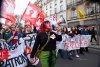 Scene de război în Paris | Franţa, sub asediul celor mai mari proteste! Emmauel Macron sfidat de manifestanţi în stradă 825423
