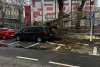 Prăpăd în București: copaci rupți, mașini avariate și un semafor pus la pământ de vântul puternic. Autobuze STB deviate 826675