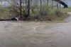 O mașină a fost luată de ape, în pârâul Pesceana din Vâlcea. Intervenţie de urgenţă a salvatorilor 826727