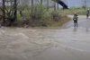O mașină a fost luată de ape, în pârâul Pesceana din Vâlcea. Intervenţie de urgenţă a salvatorilor 826728