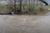 O mașină a fost luată de ape, în pârâul Pesceana din Vâlcea. Intervenţie de urgenţă a salvatorilor 826729
